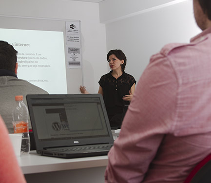 Anyssa ferreira ensinando criação de sites com WordPress em uma sala de aula